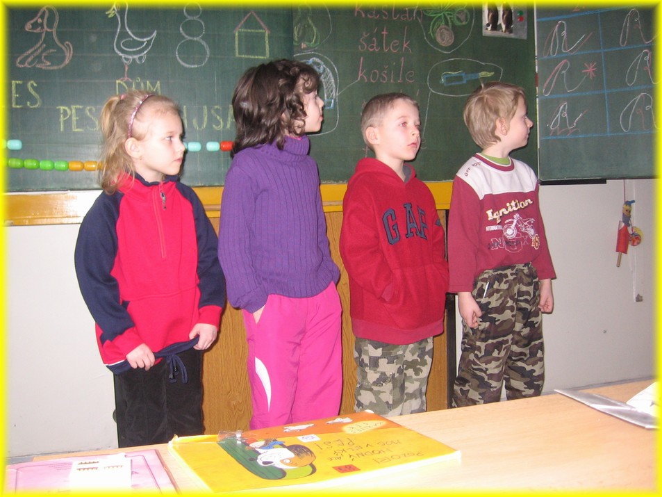 PŘEDŠKOLÁCI NA NÁVŠTĚVĚ ŠKOLY (2).jpg