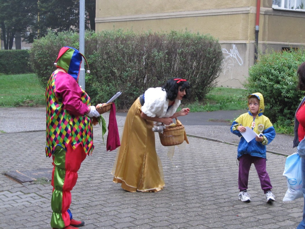 KAŠPÁREK A SNĚHURKA ZAHAJUJÍ ŠKOLNÍ ROK (42)