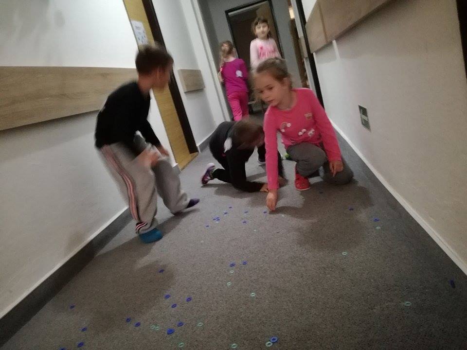 4 (12)