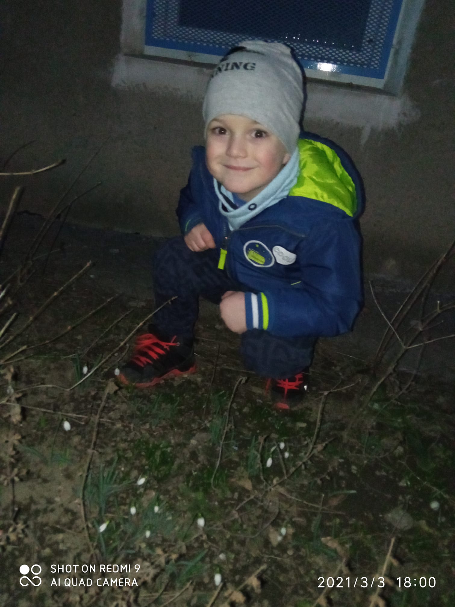 našli jsme sněženky-první známky jara-děti z květinek (2)