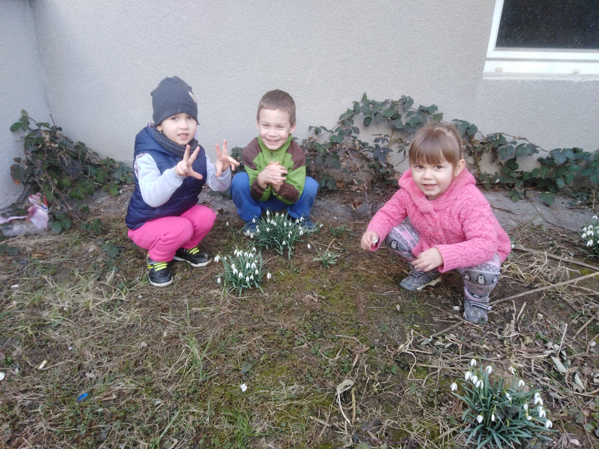 našli jsme sněženky-první známky jara-děti z květinek (3)